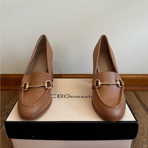 BCBGeneration Never Worn Tan Leather Loafer Heels Gold Chain Square Toe Size 7